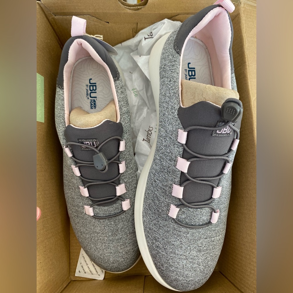New InBox JBU Sneaker Size 9.5 US